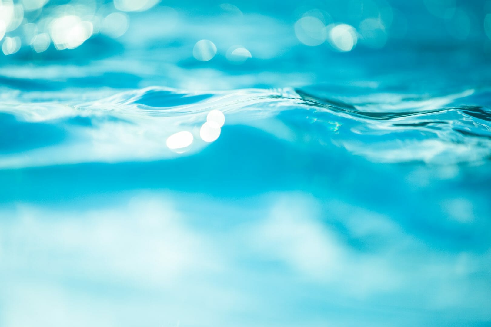 Les 5 choses à savoir absolument pour maintenir une eau de piscine cristalline !